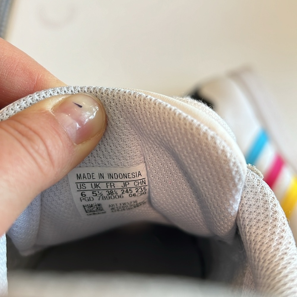 Adidas - men’s 6, rainbow stripe superstar - Picture 5 of 8
